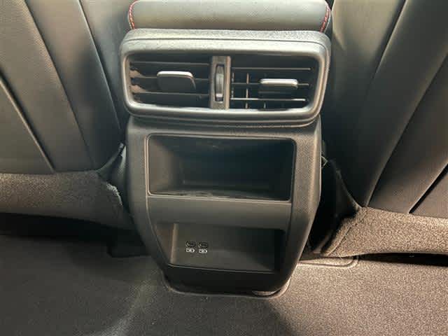 Vehicle image 33 of 40