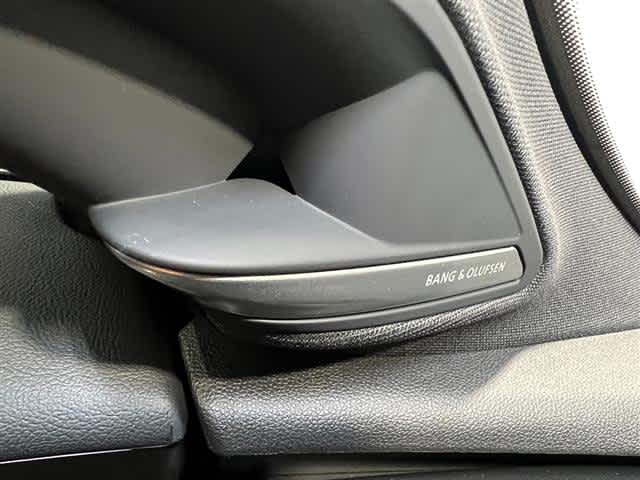 Vehicle image 27 of 40