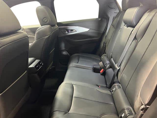 Vehicle image 32 of 40