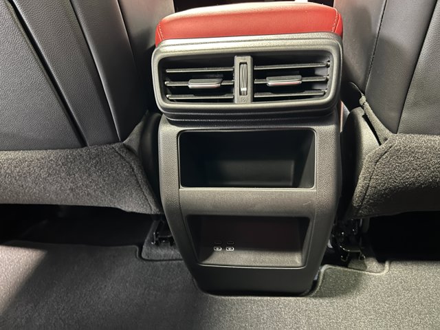 Vehicle image 33 of 40