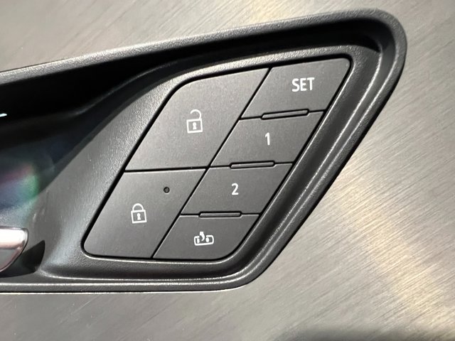 Vehicle image 18 of 40