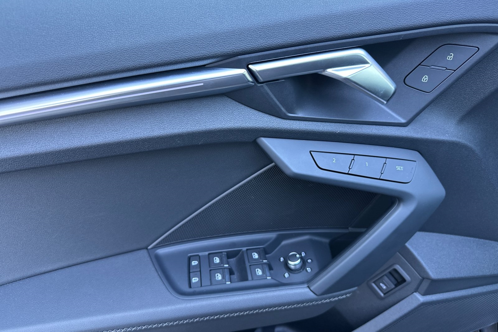 Vehicle image 10 of 34