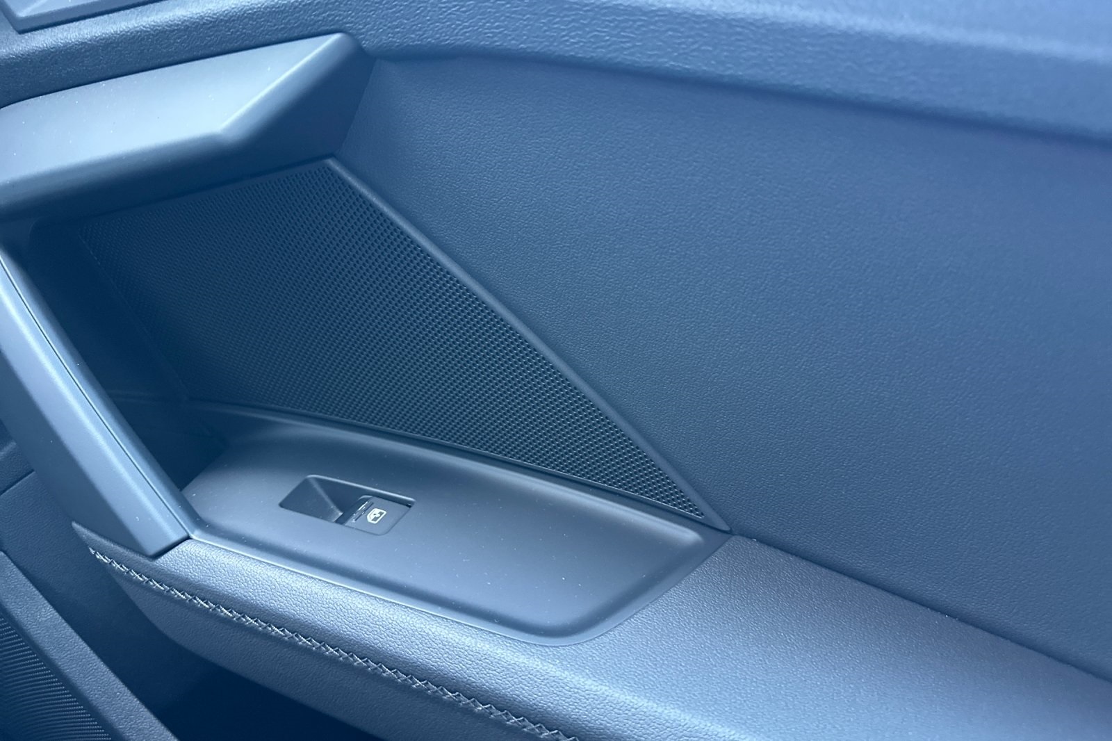 Vehicle image 18 of 34