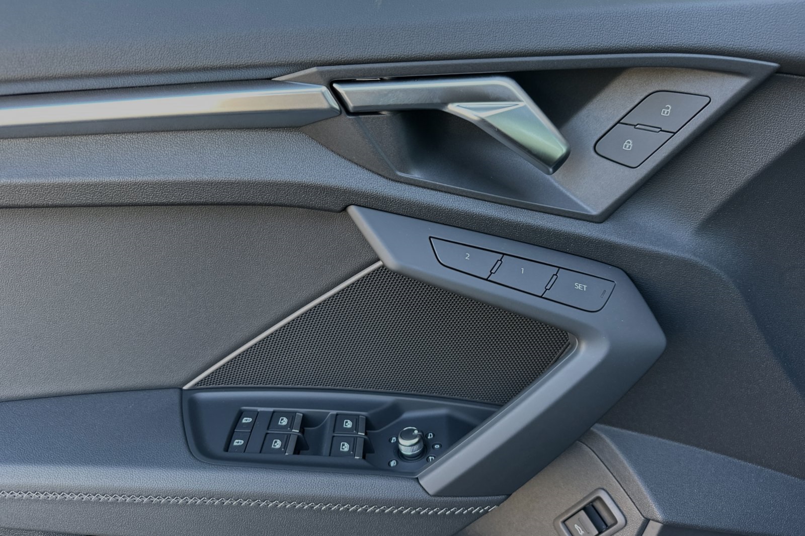 Vehicle image 11 of 25