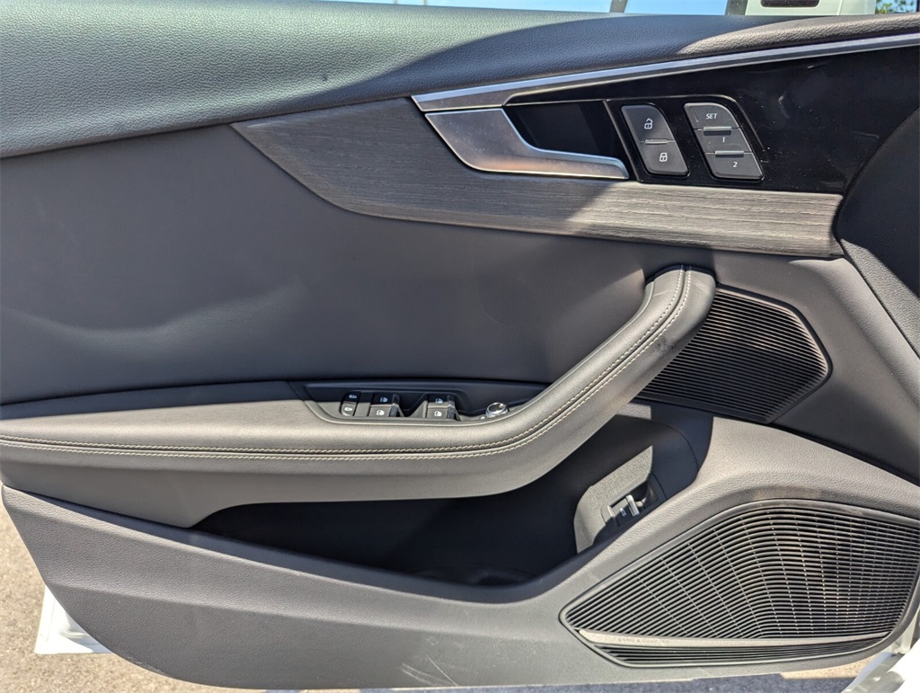 Vehicle image 26 of 30