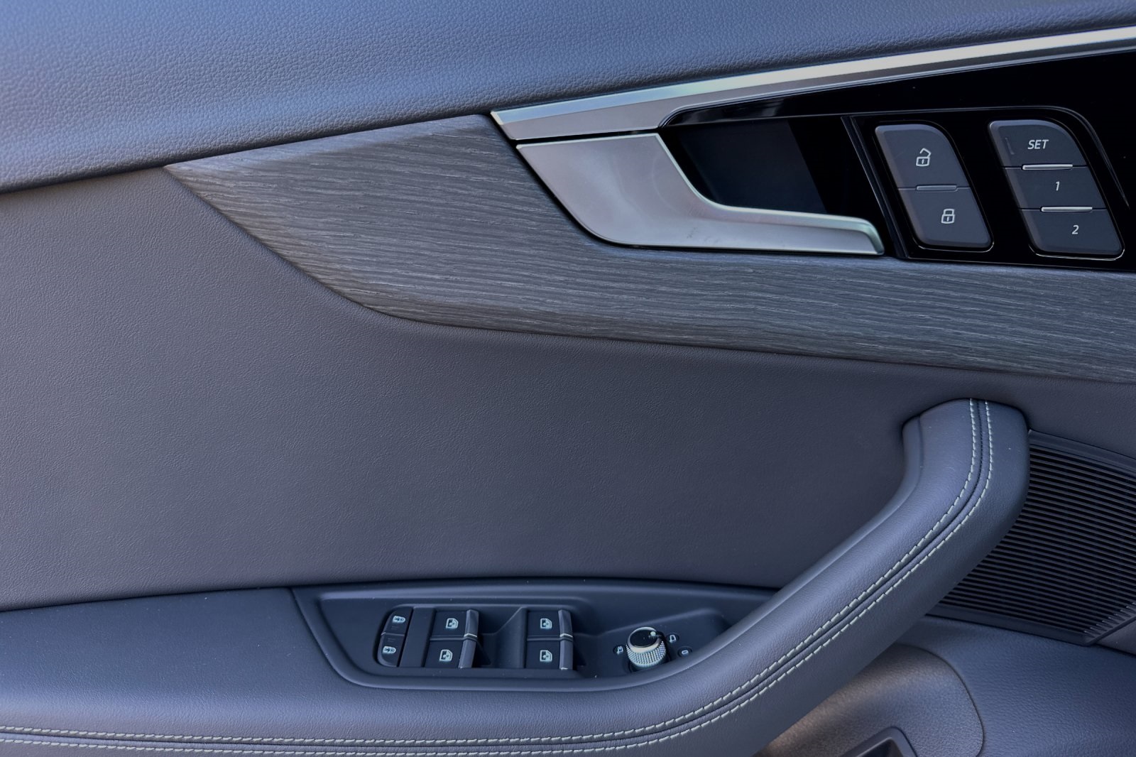 Vehicle image 11 of 25