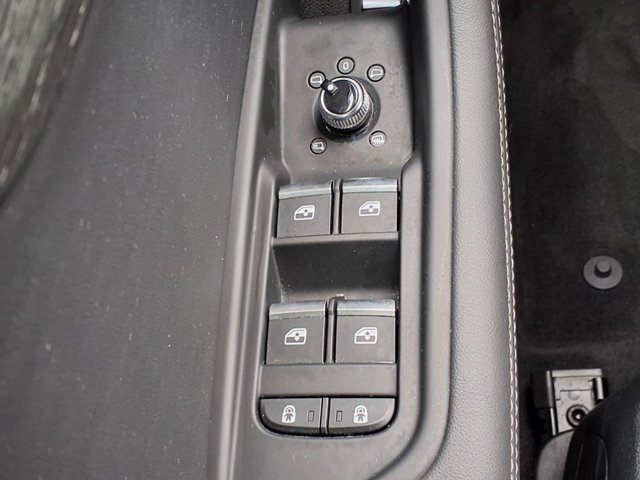 Vehicle image 22 of 32