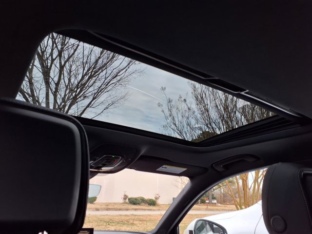 Vehicle image 28 of 32
