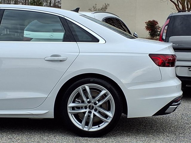 Vehicle image 10 of 32