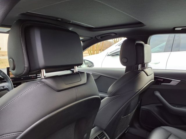 Vehicle image 29 of 32