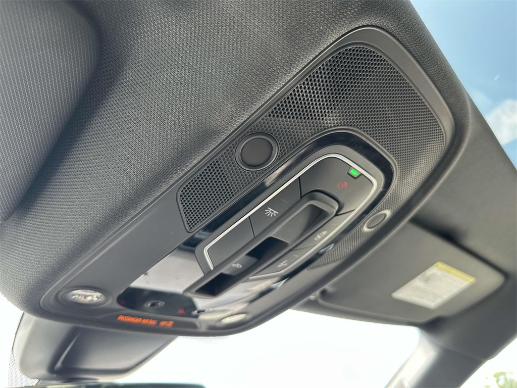 Vehicle image 32 of 34
