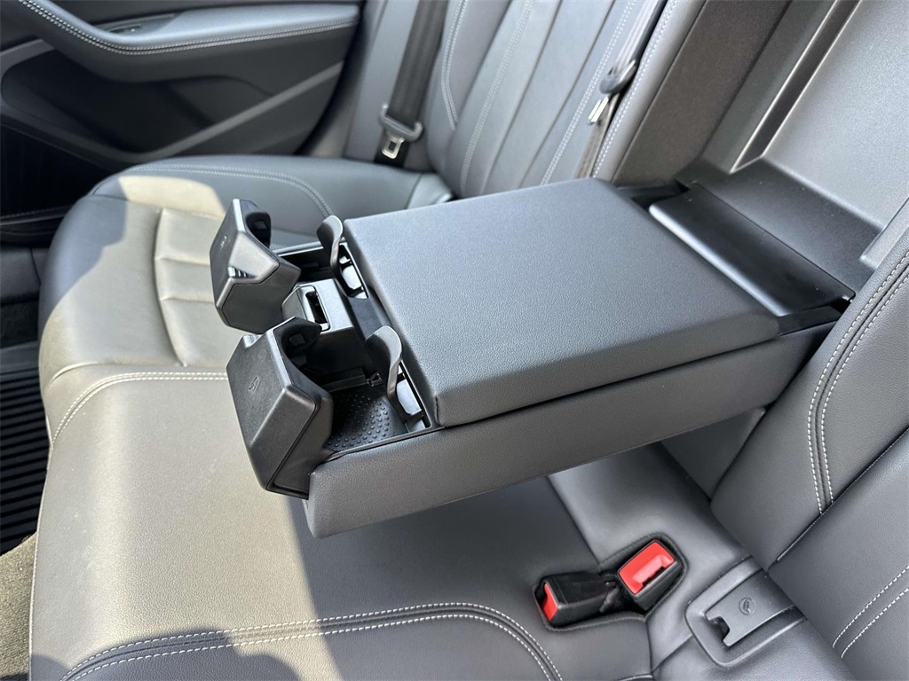 Vehicle image 23 of 34