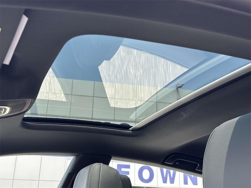 Vehicle image 27 of 34