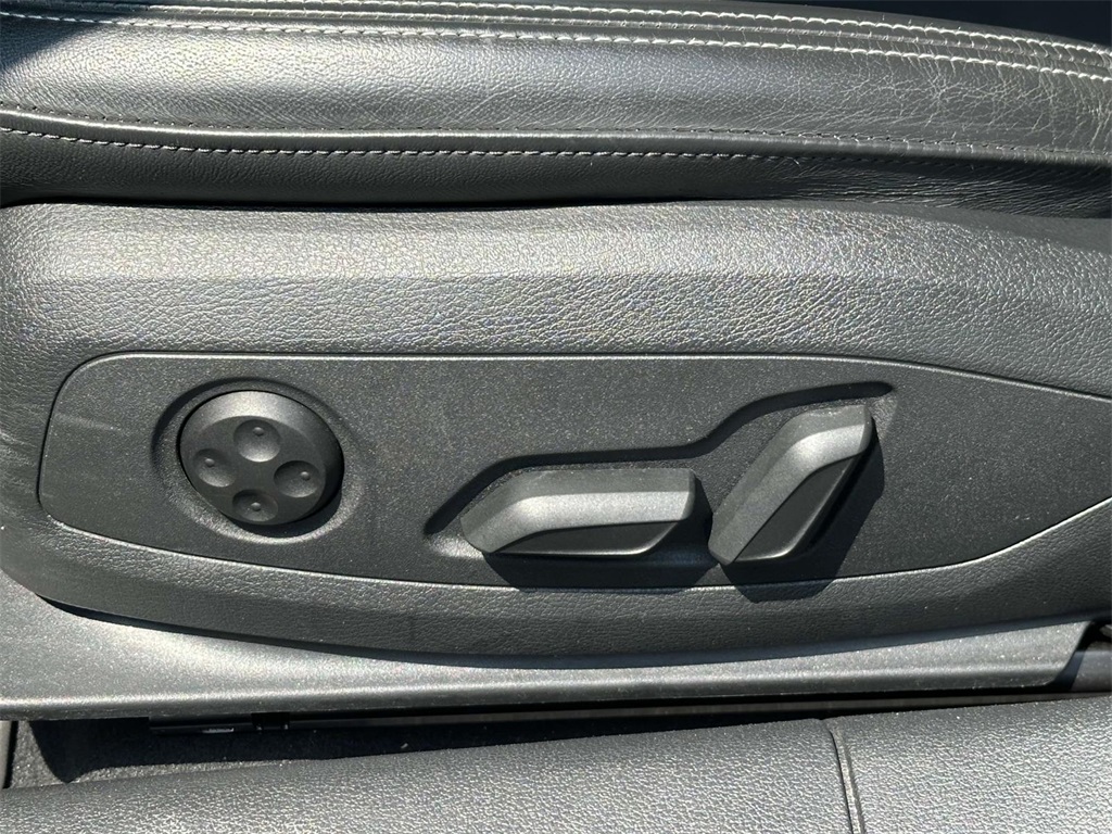 Vehicle image 17 of 34
