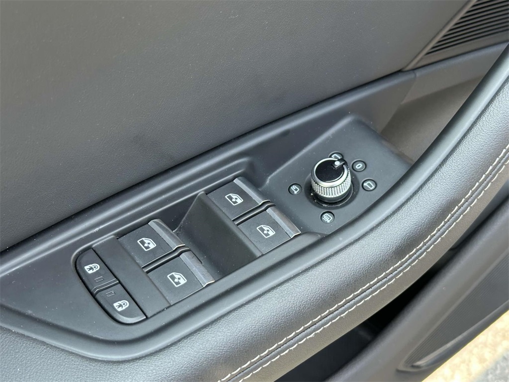 Vehicle image 19 of 34