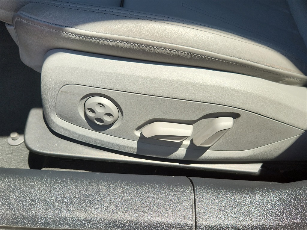 Vehicle image 8 of 34
