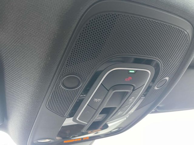 Vehicle image 25 of 32