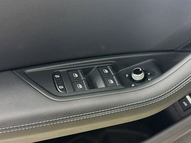 Vehicle image 17 of 32
