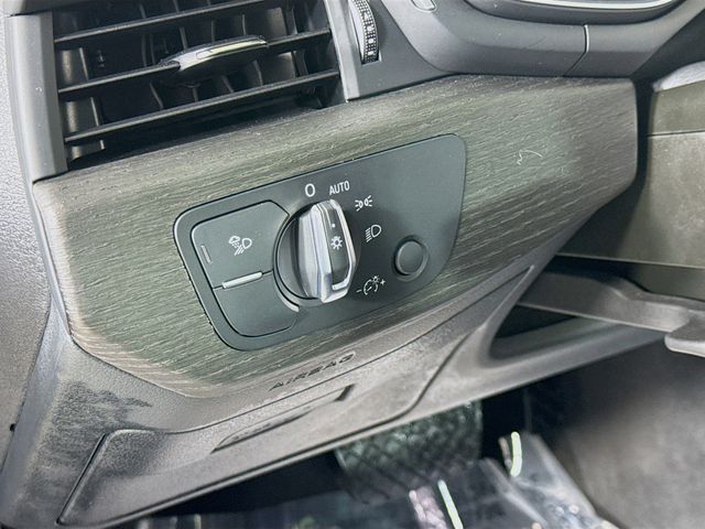 Vehicle image 10 of 32