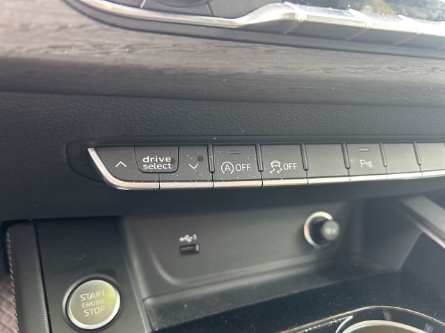 Vehicle image 28 of 44