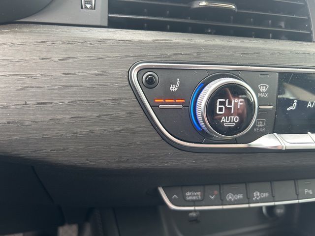 Vehicle image 26 of 44