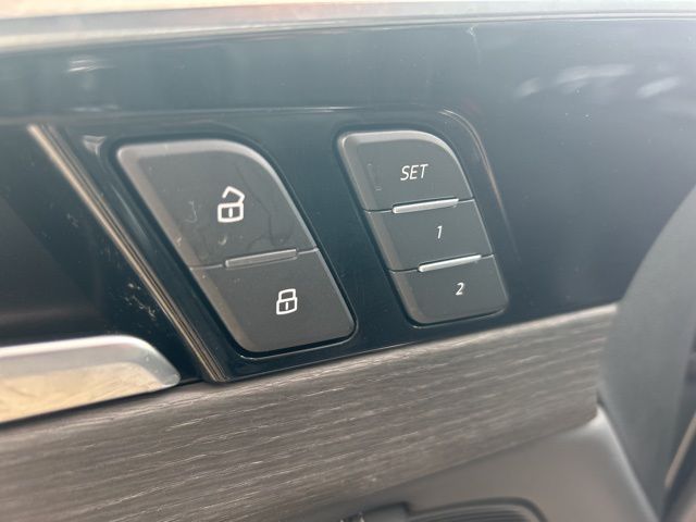 Vehicle image 18 of 44