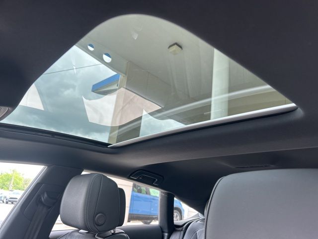 Vehicle image 33 of 44