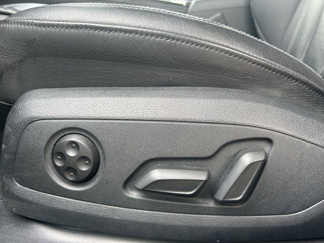 Vehicle image 19 of 44