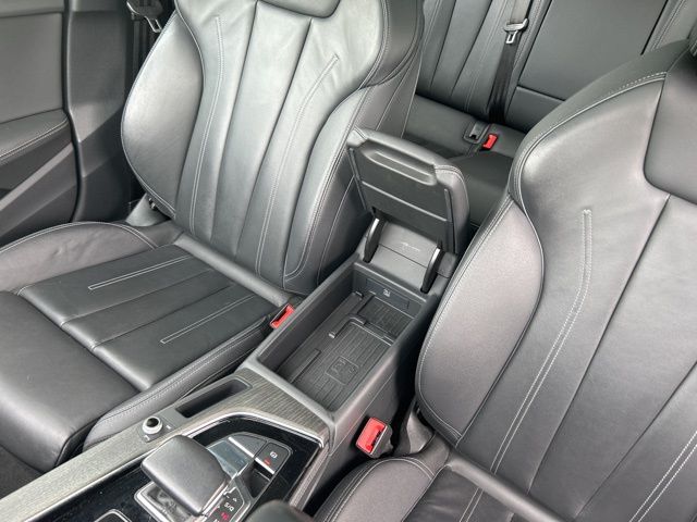 Vehicle image 32 of 44
