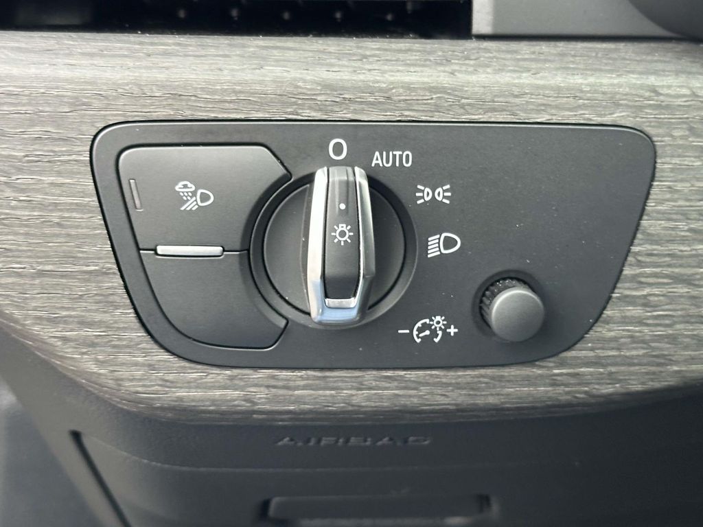 Vehicle image 23 of 26