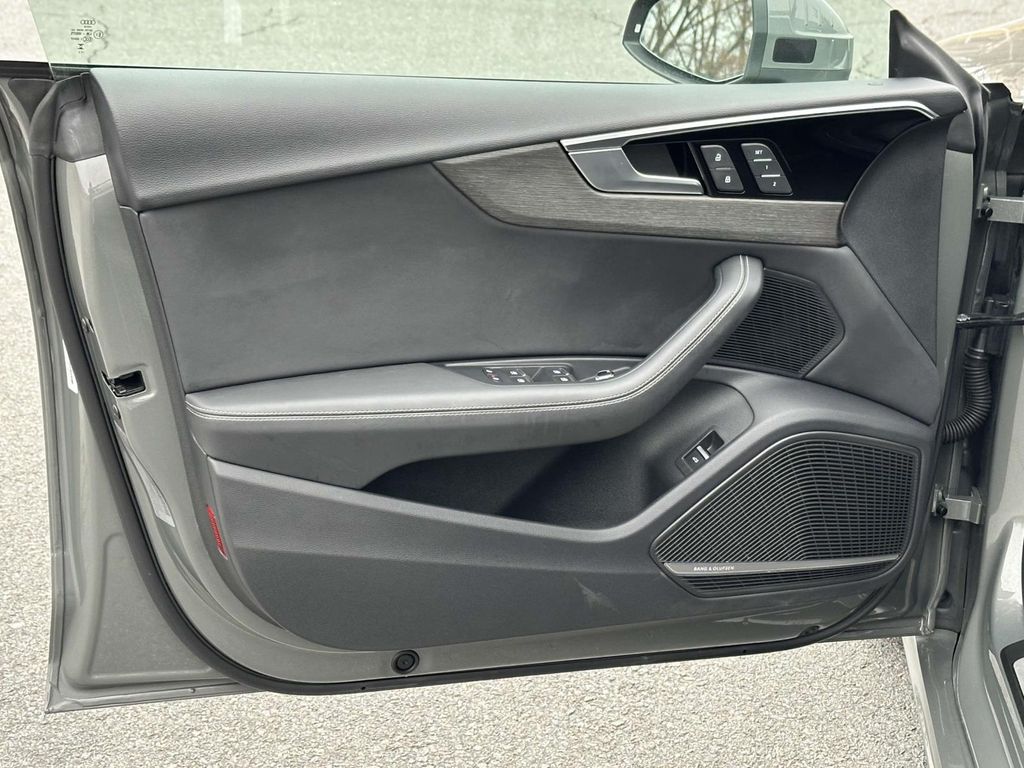Vehicle image 19 of 26