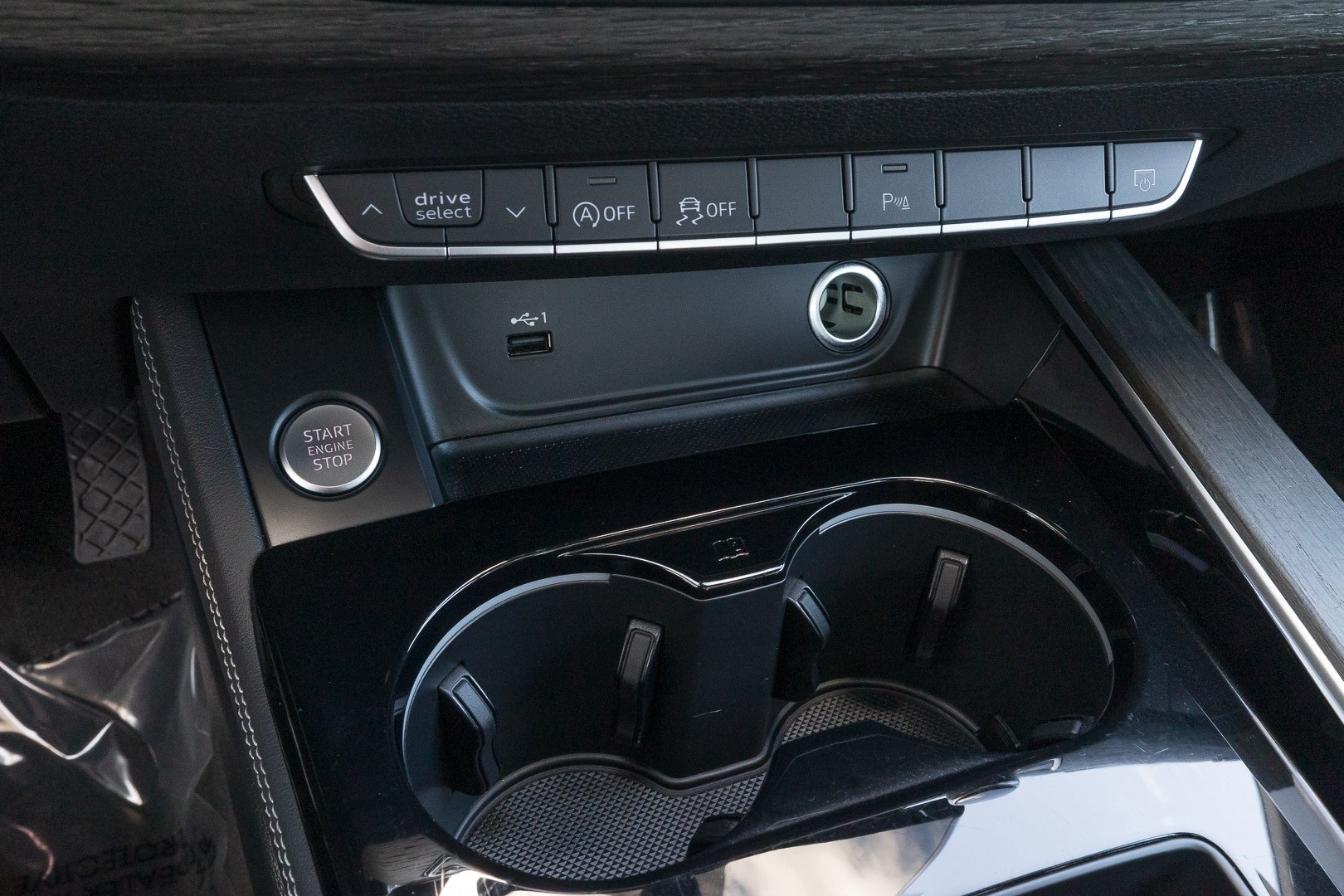 Vehicle image 26 of 28
