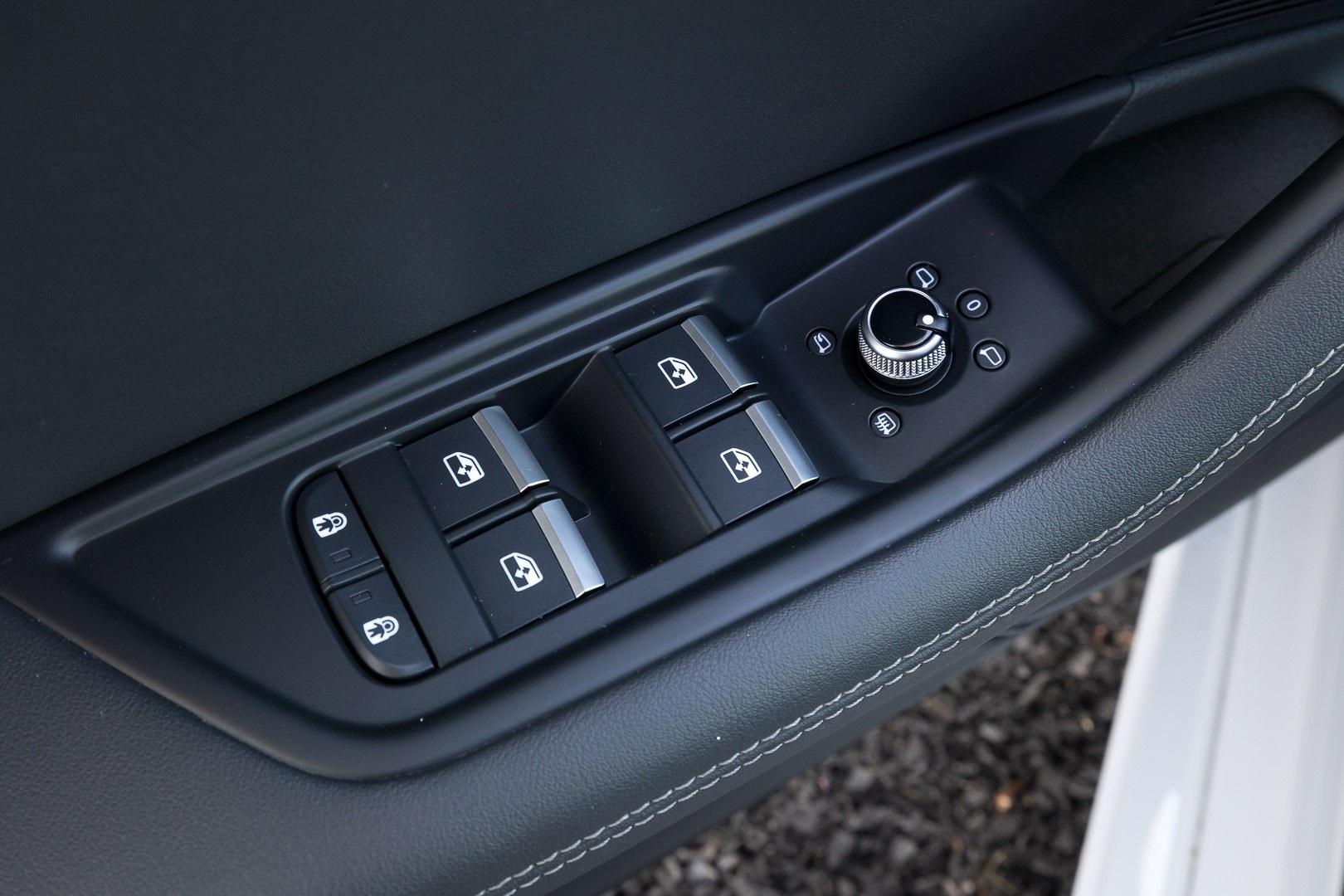 Vehicle image 21 of 28