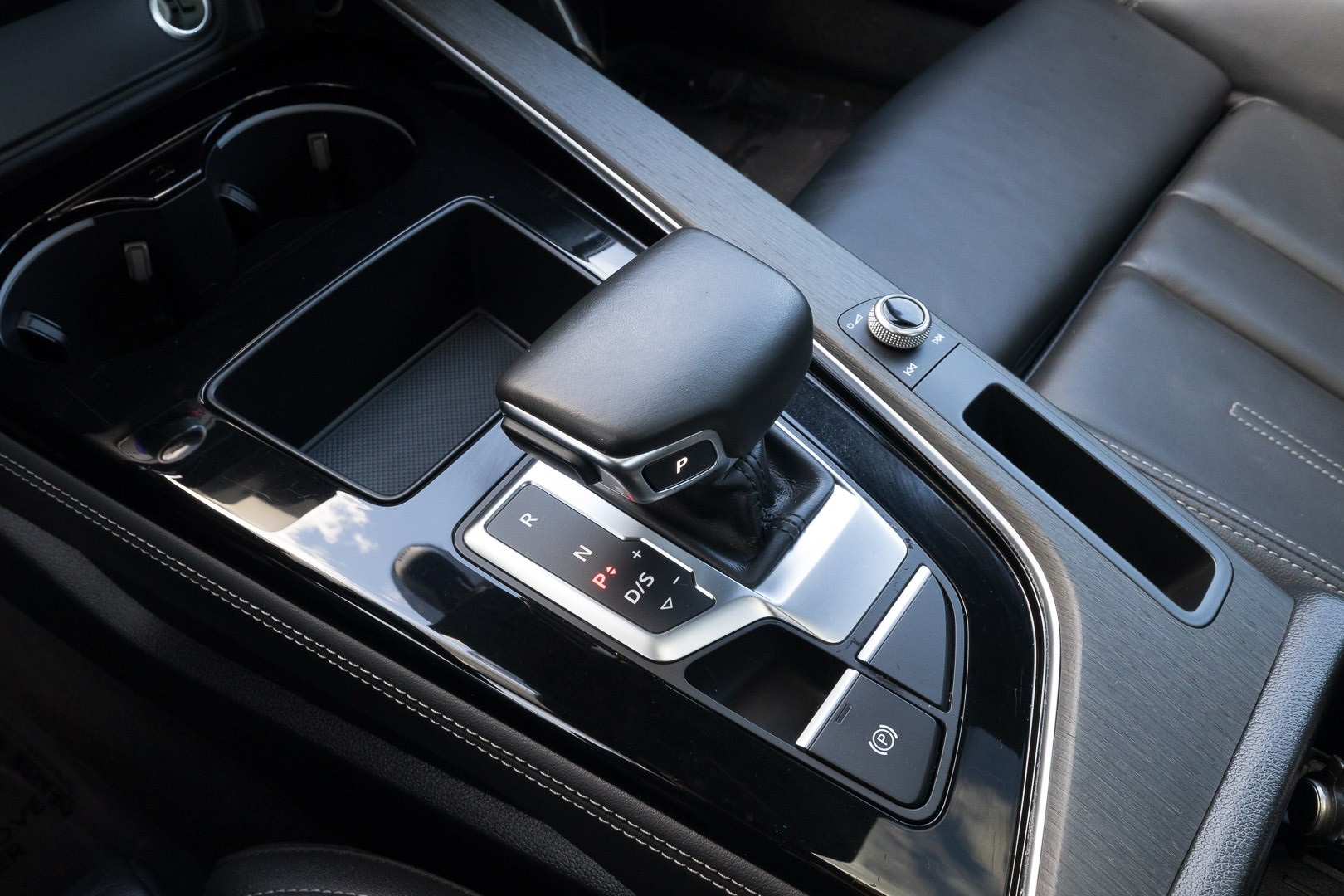 Vehicle image 25 of 28