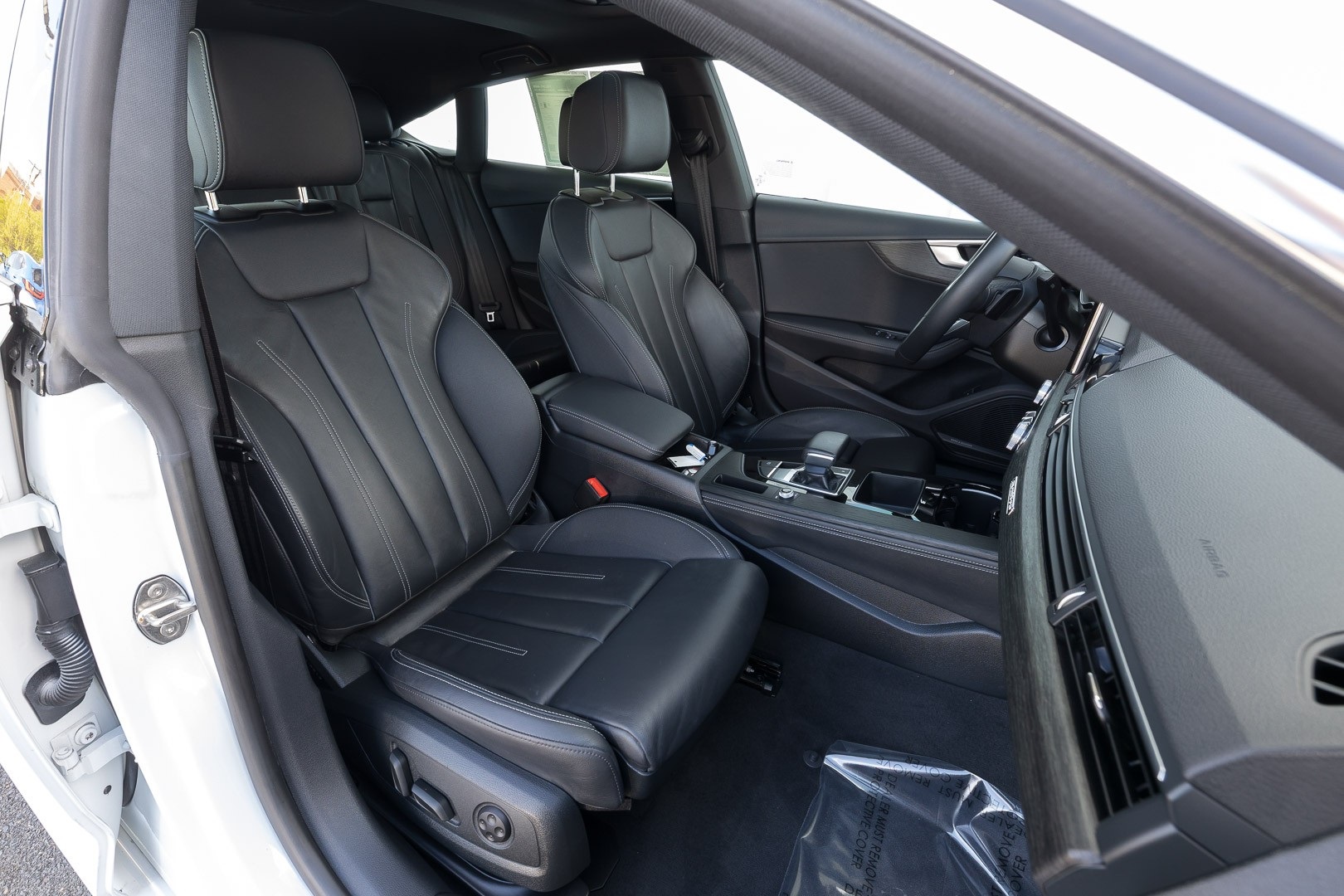 Vehicle image 19 of 28