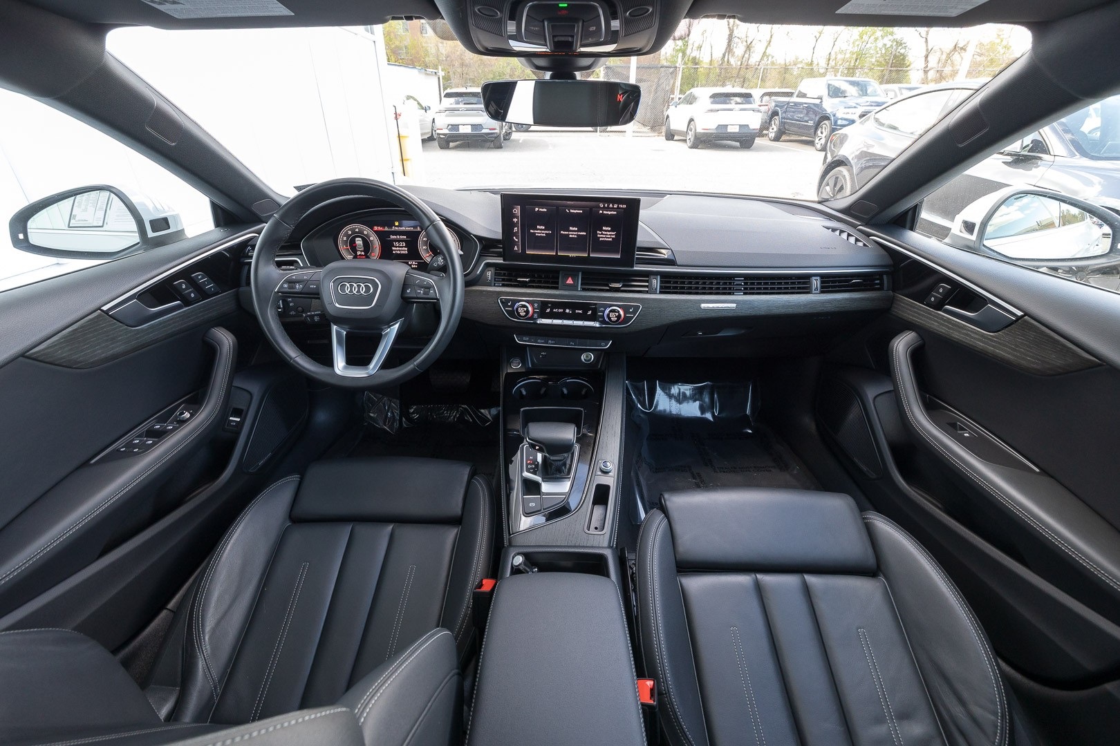 Vehicle image 15 of 28