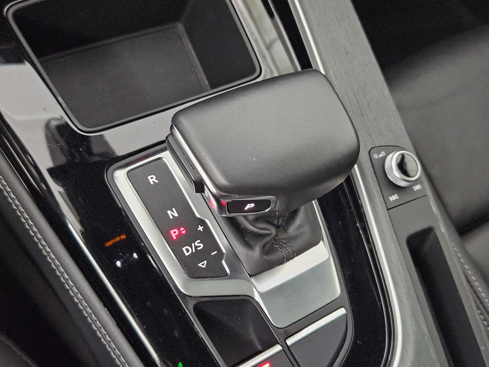 Vehicle image 33 of 37