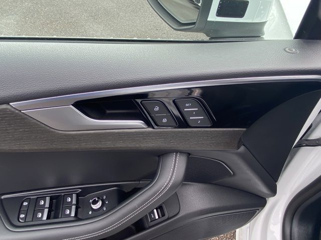 Vehicle image 17 of 25