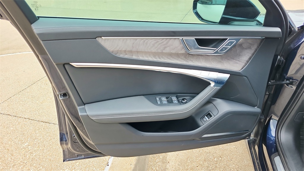 Vehicle image 26 of 45