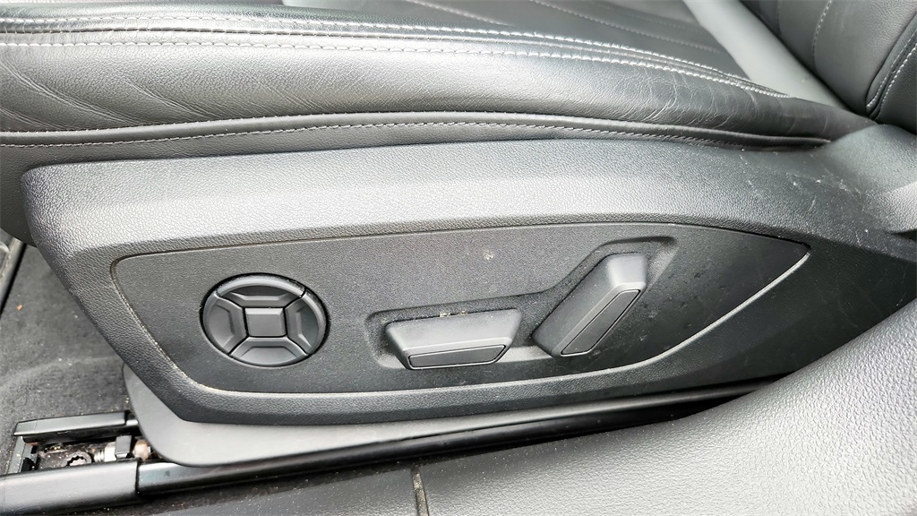 Vehicle image 33 of 45
