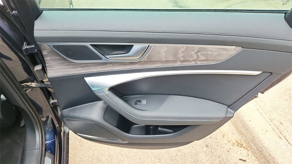 Vehicle image 37 of 45