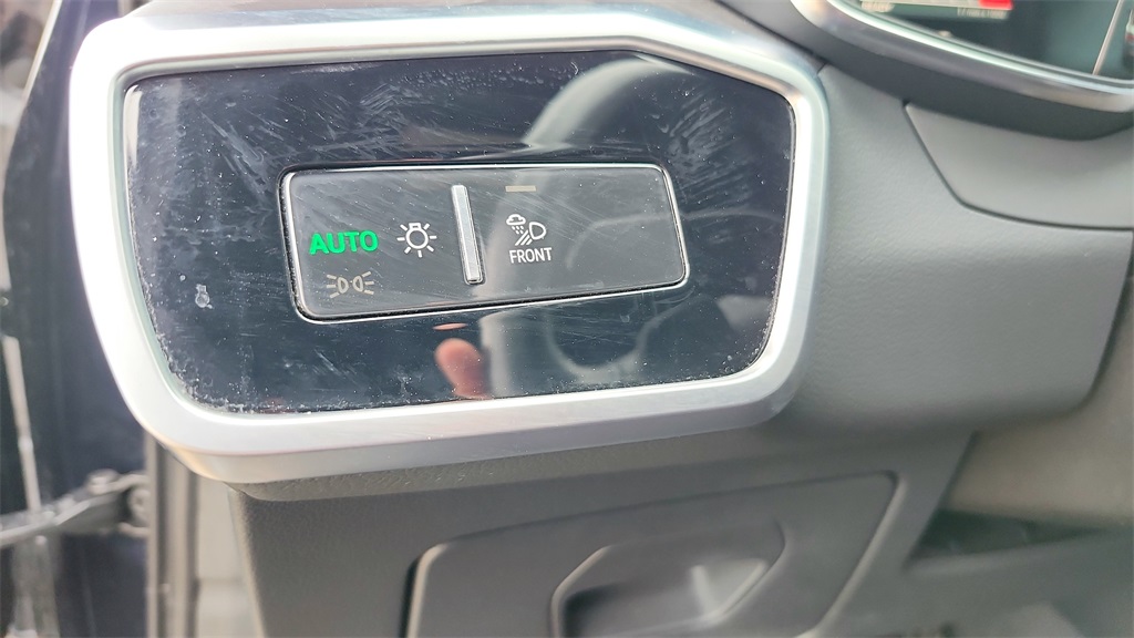 Vehicle image 32 of 45