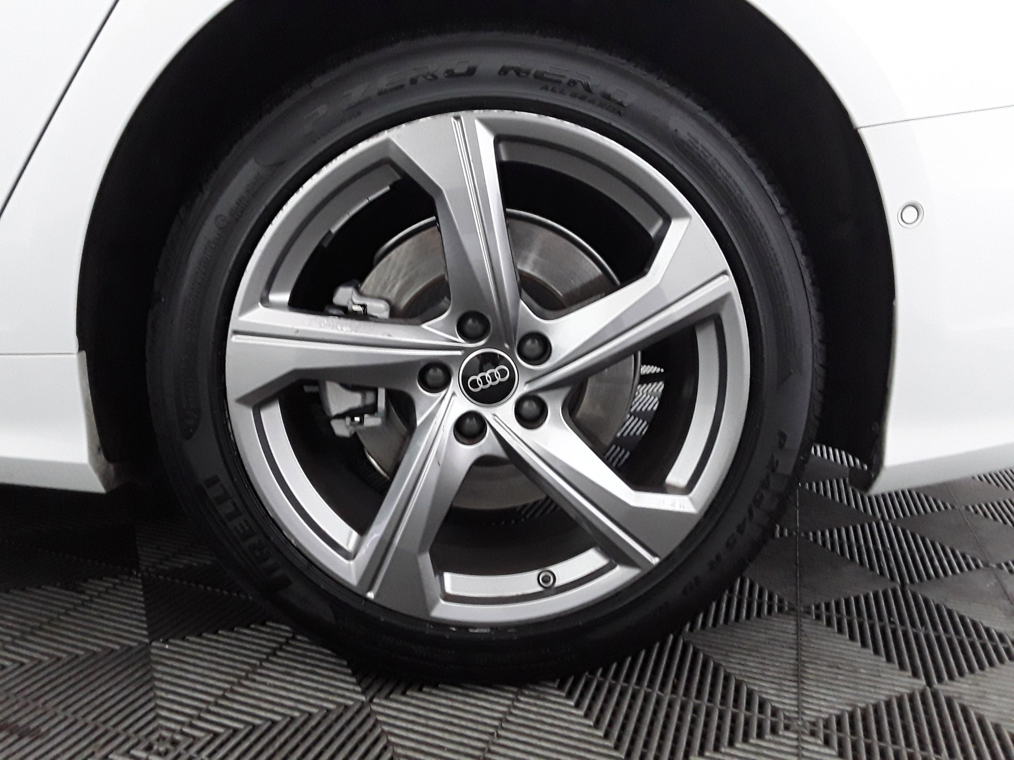 Vehicle image 18 of 21