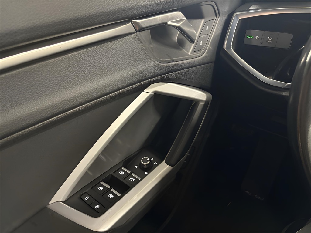 Vehicle image 16 of 26