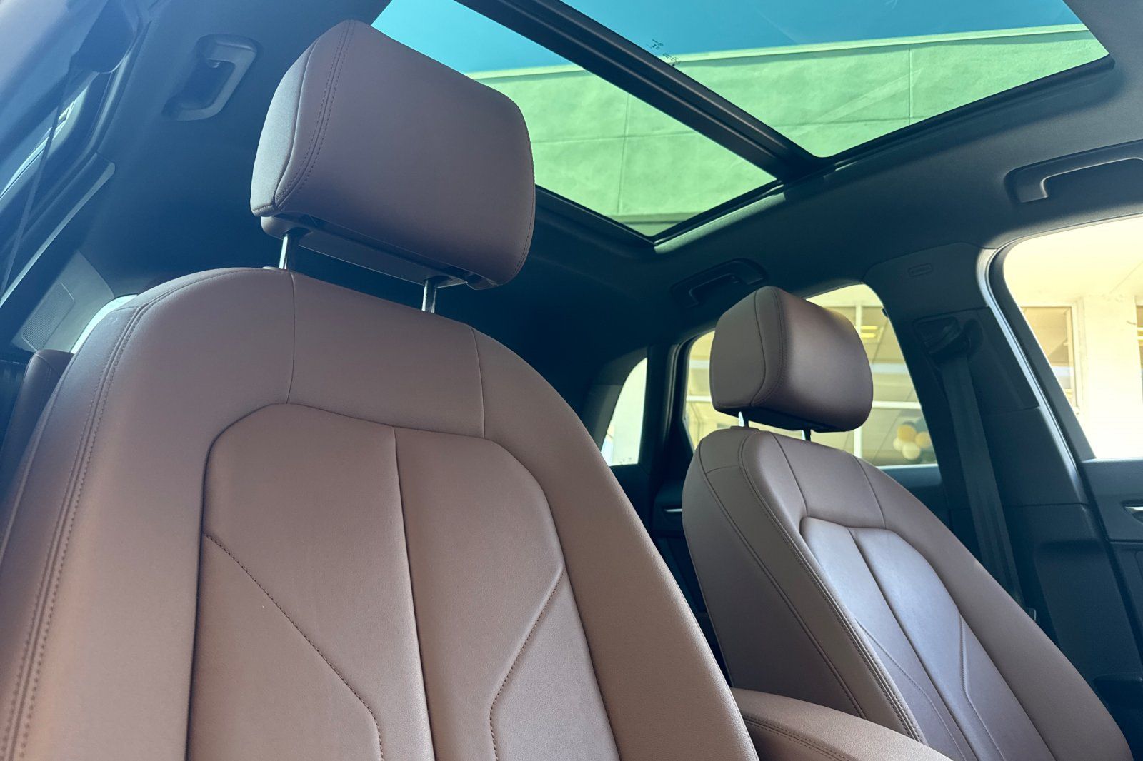 Vehicle image 27 of 42