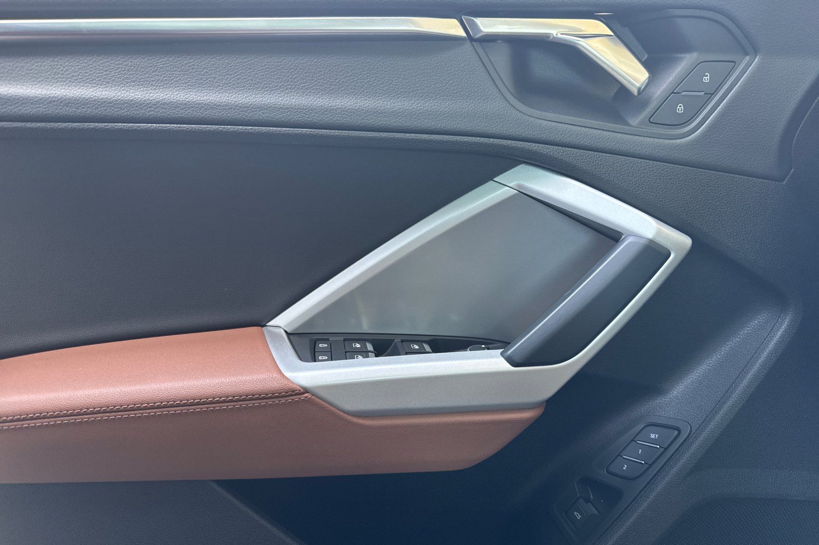 Vehicle image 16 of 42