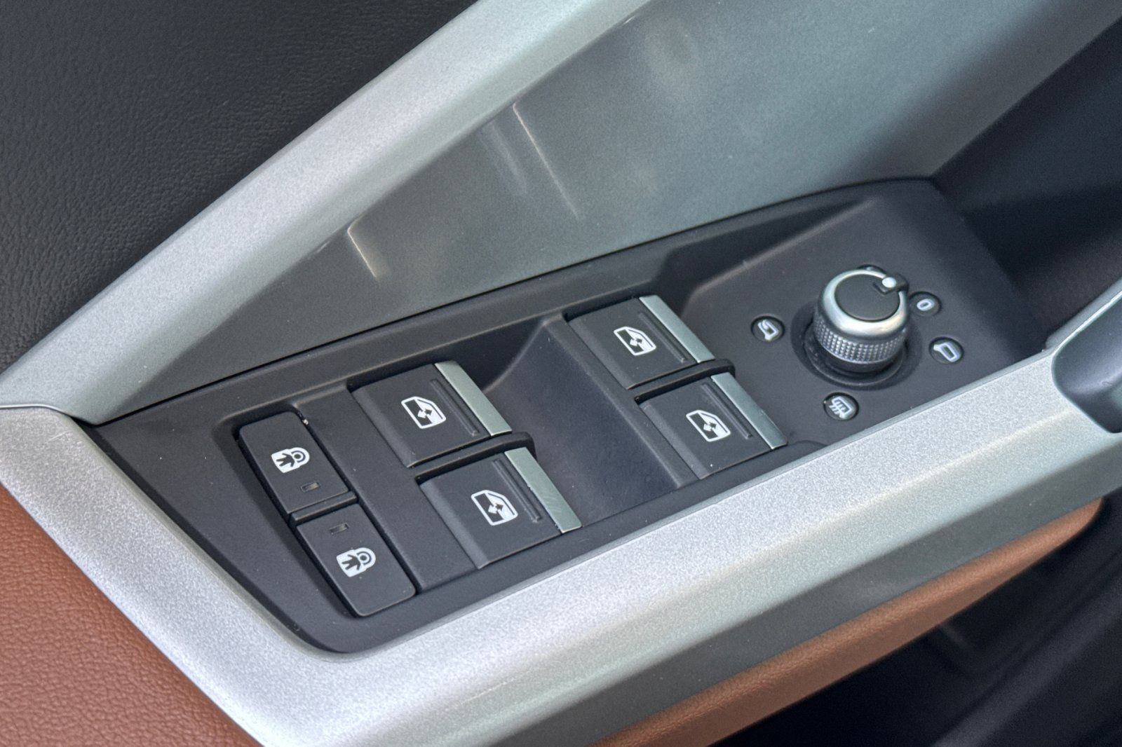 Vehicle image 19 of 42