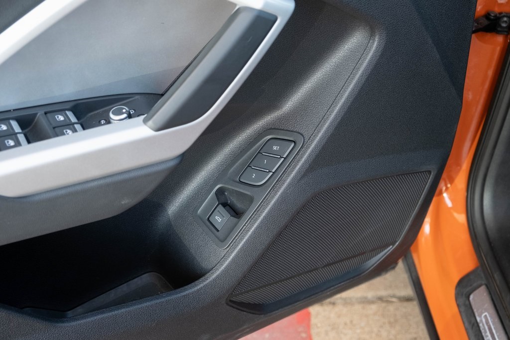 Vehicle image 27 of 44