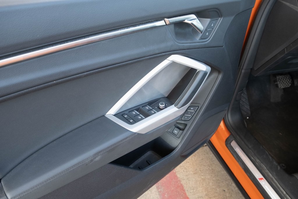 Vehicle image 26 of 44