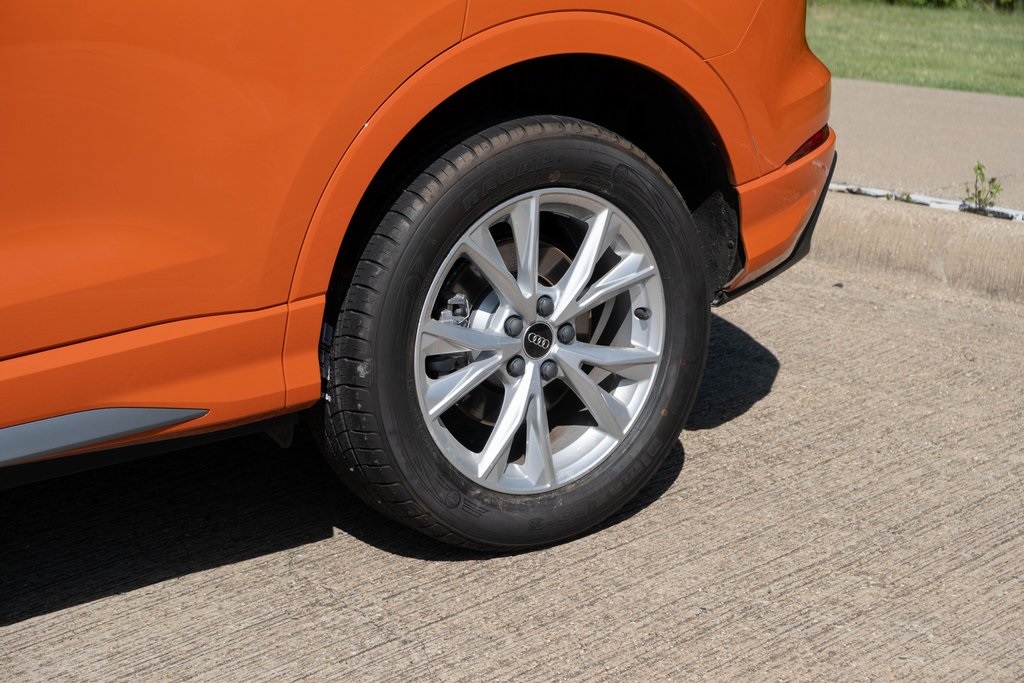 Vehicle image 7 of 44